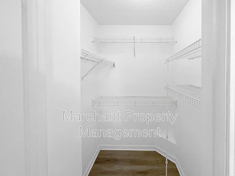 215 Rexford Dr — Photo 14
