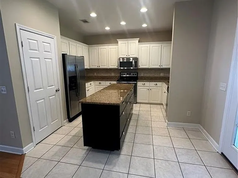 235 Wellington Pl — Photo 5
