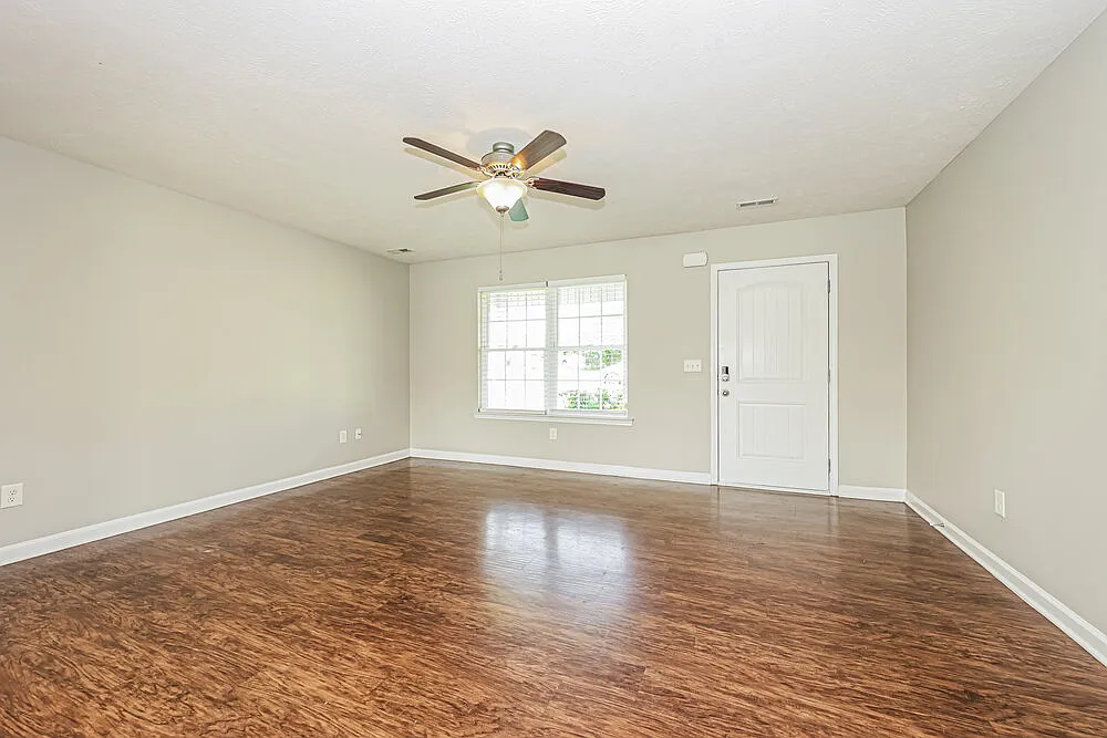 4 bed, 2.5 bath, 1718 sqft, $2,130 — Photo 4