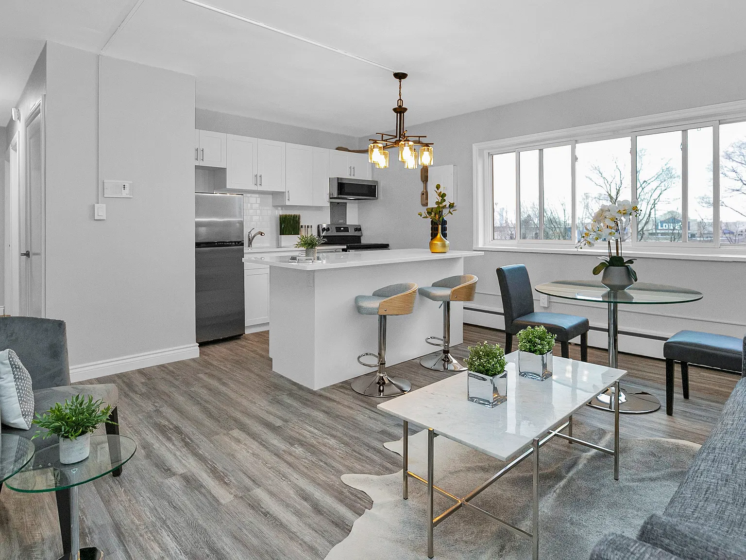 Spacious and Bright 1 Bedroom — Photo 4