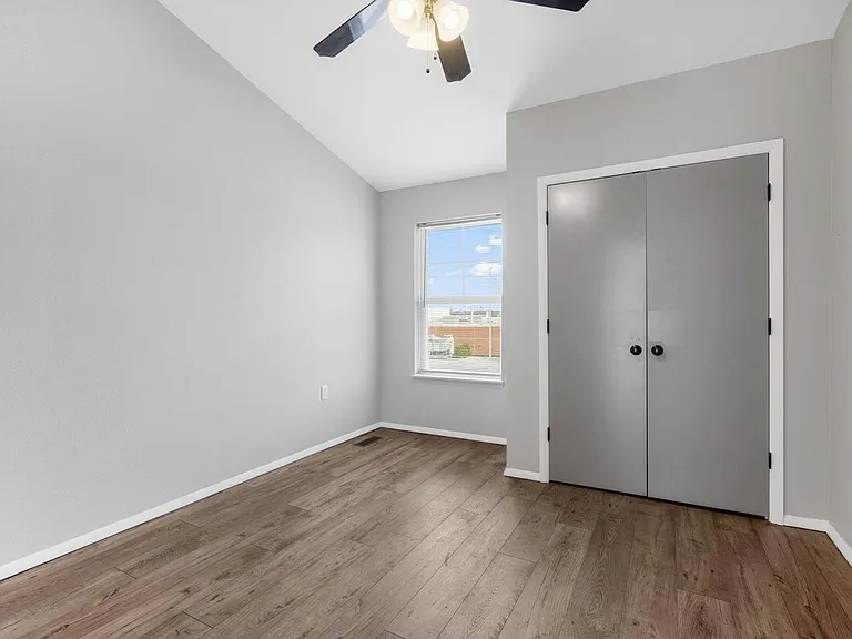 710 W Walnut St — Photo 8