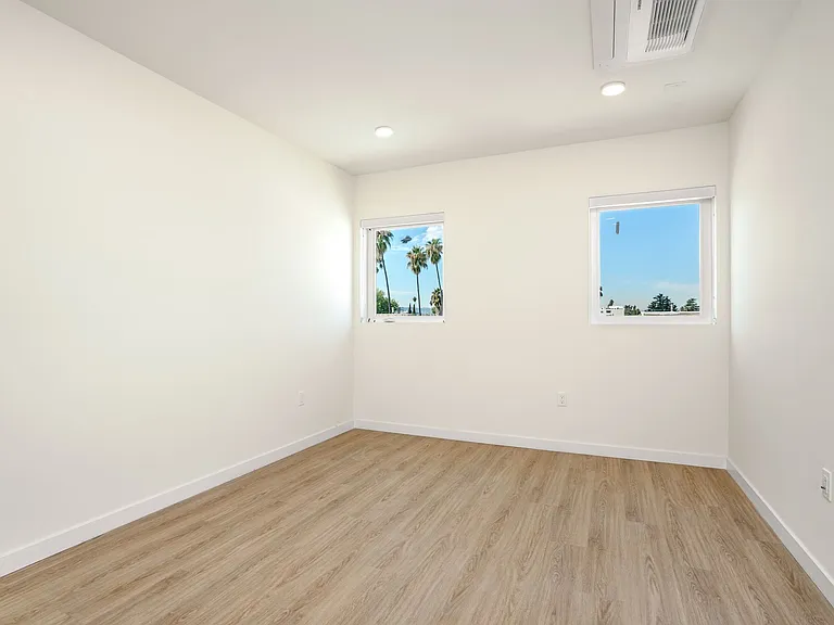 Brand New Luxury Homes! W/D, Balcony & Parking! — Photo 11
