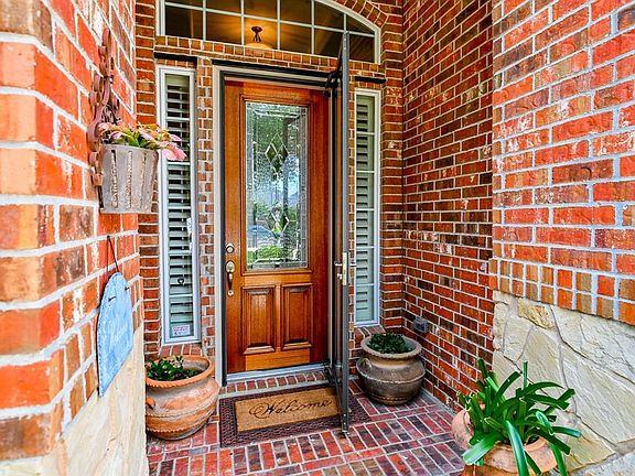 As you come up the walkway you are greeted with the nice covered front entrance and lovely leaded glass door.