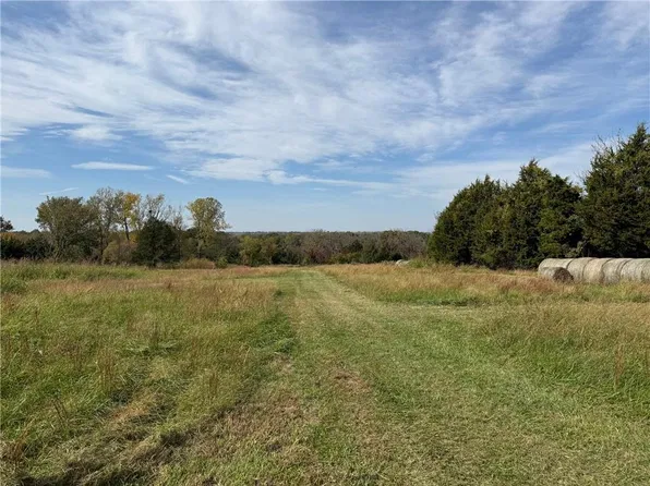 8840 Waverly Rd, Shawnee, KS 66018