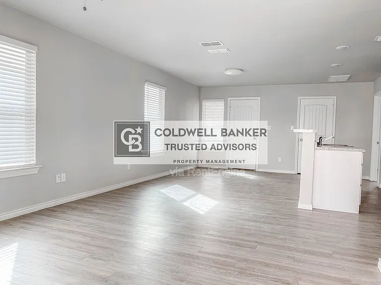 2406 Fir Ave — Photo 2