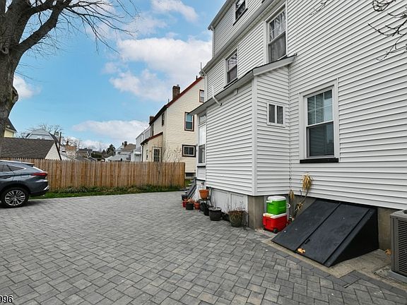 4th image of 144 Stuyvesant Ave