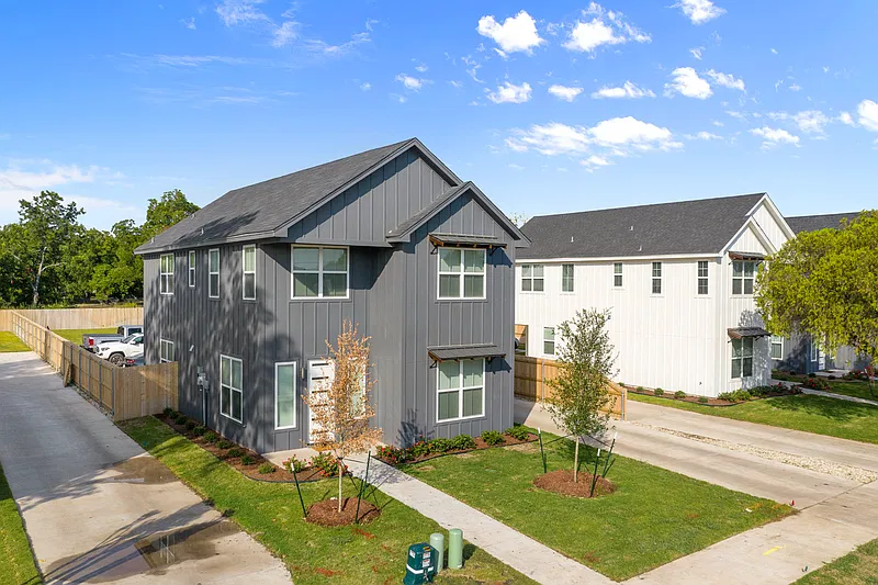 4 bed, 4.5 bath, 2017 sqft, $4,100 — Photo 1