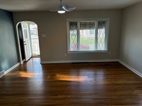 Living Room (15 x 16)