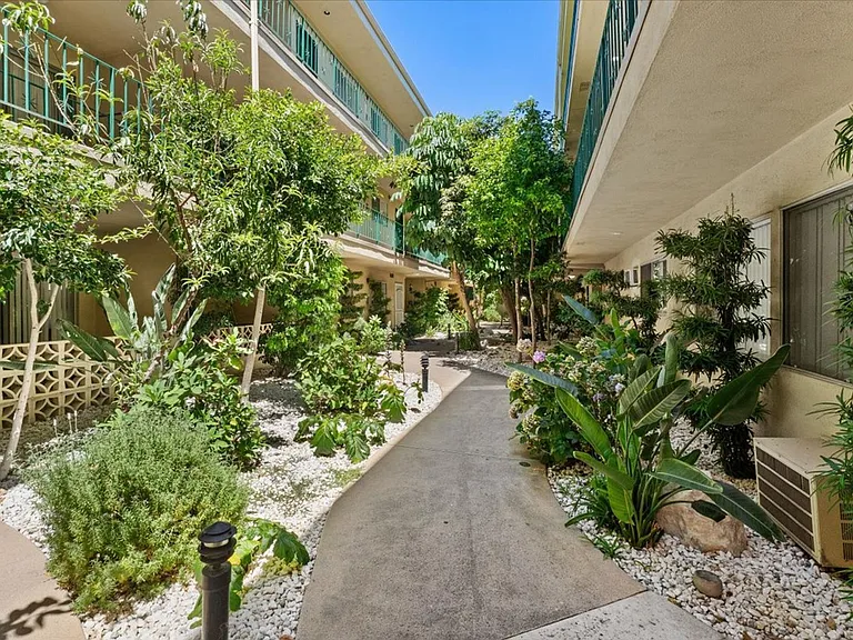 Encino Park West Apartments — Photo 8
