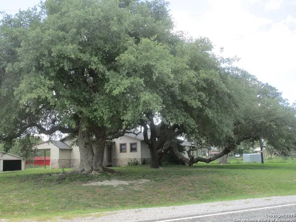 4119 FM 673, Beeville 78102
