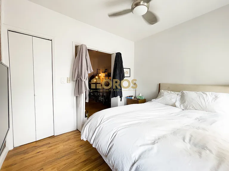 215 E 10th St #21 — Photo 2