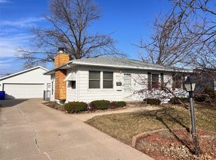 432 Cherry Hill Rd NW, Cedar Rapids, IA 52405
