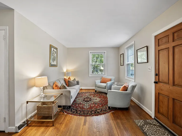 1322 Chesapeake St — Photo 5