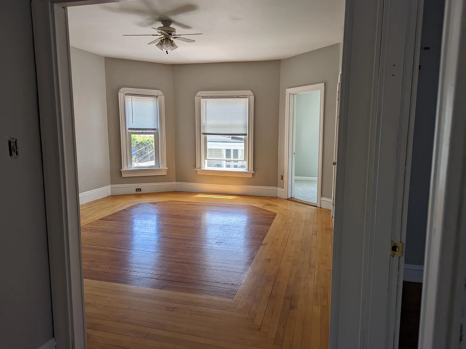 3 bed, 1000 sqft, $1,600 — Photo 1