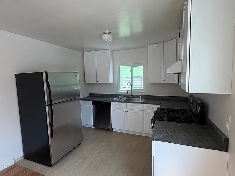 2421 N Beachwood Dr #2 — Photo 5