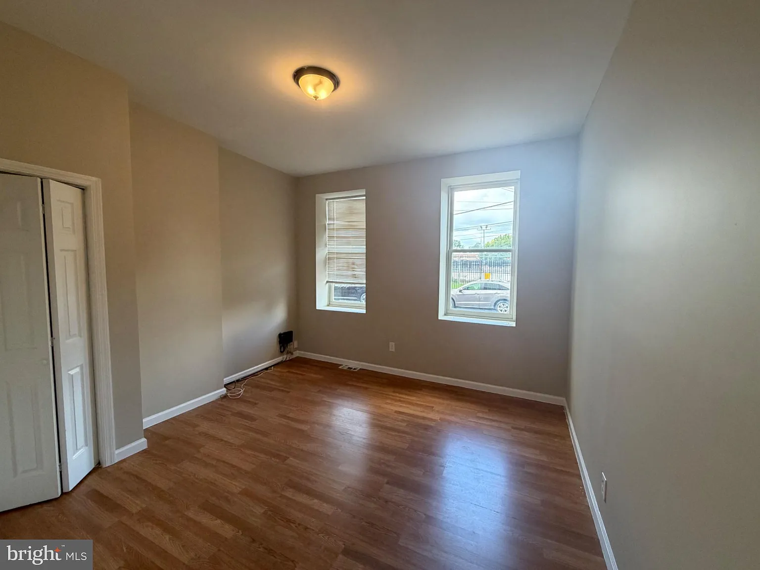 3 bed, 1.0 bath, 2448 sqft, $1,350 — Photo 2