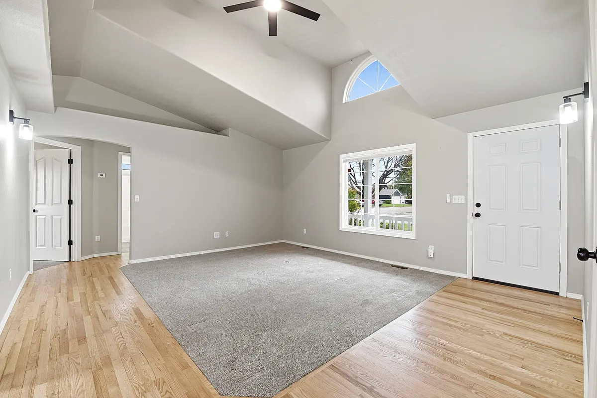 Open Family Room, looking towards 2 bedrooms & bath - 2901 N Valam Ave