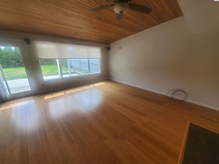 2419 W Grand Ronde Ave #D — Photo 9