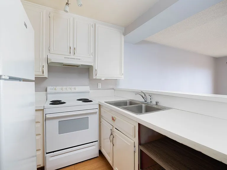 6924 Hyde Park Dr #107 — Photo 6