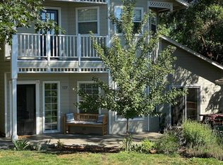 137 Nob Hill St, Ashland, OR