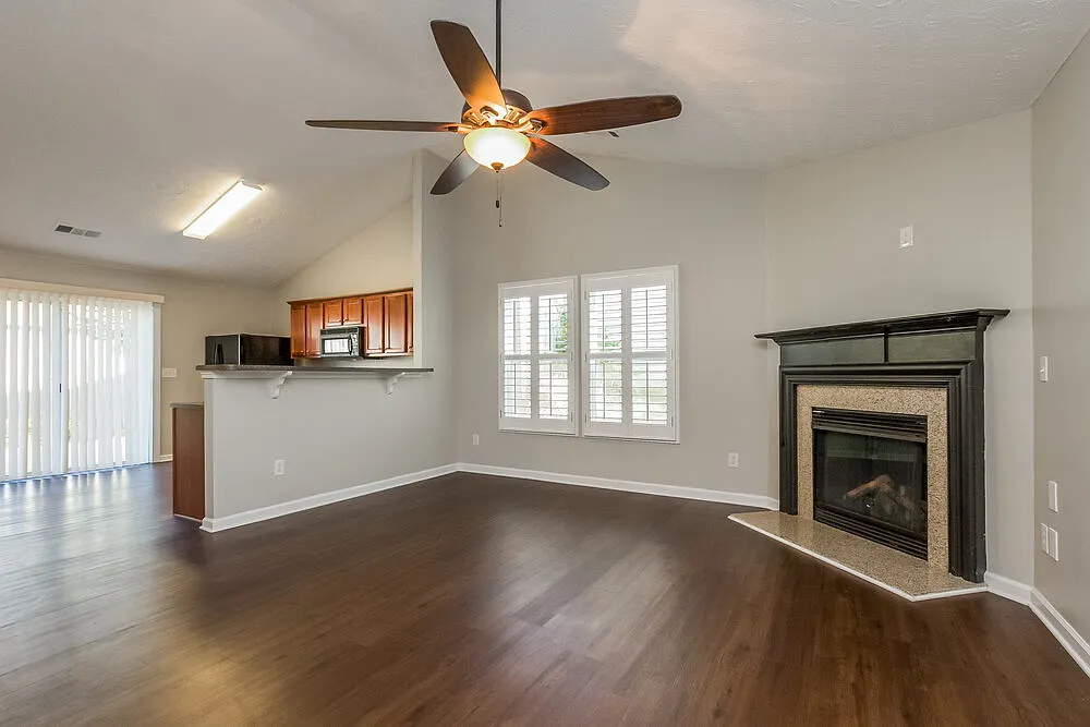 3 bed, 2.0 bath, 1404 sqft, $2,355 — Photo 4