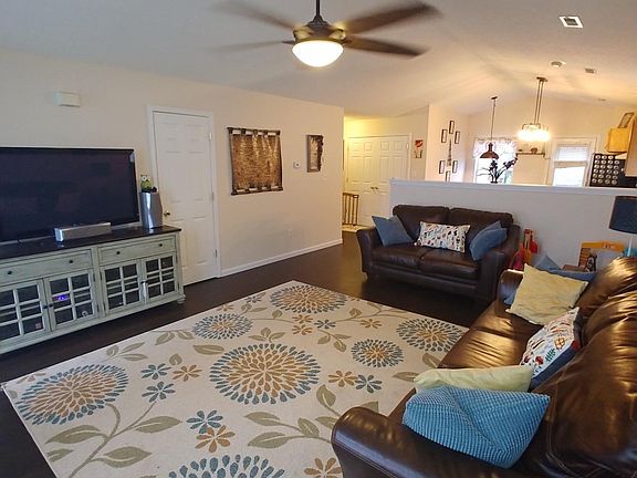 3rd image of 225 Rachel Ct