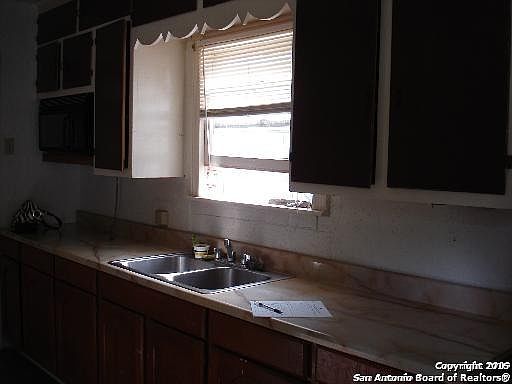 4th image of 319 Drake Ave