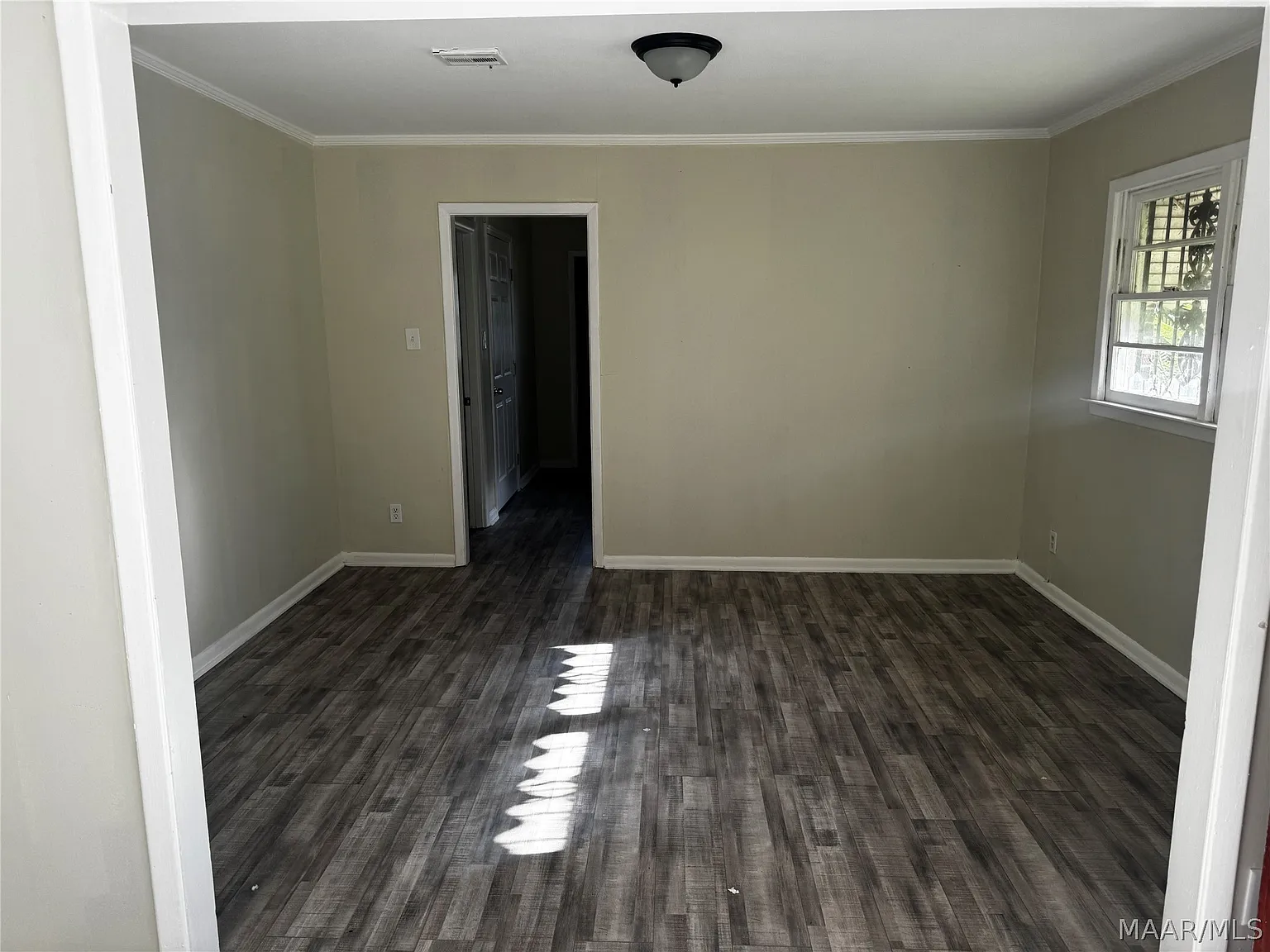 3 bed, 1.0 bath, 1305 sqft, $1,200 — Photo 2