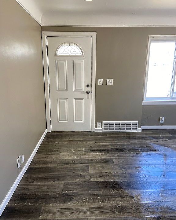 1st image of 1085 Northwood Dr