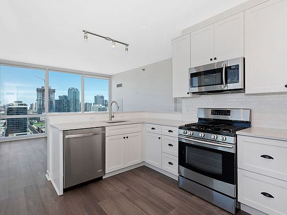 5th image of 757 N Orleans St #1809