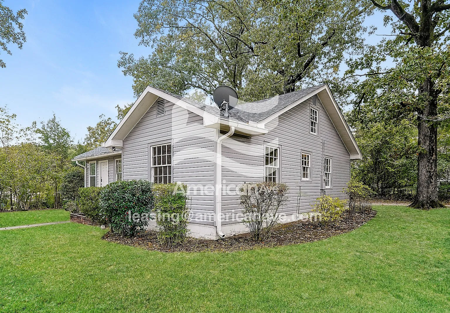 3 bed, 1.0 bath, 1278 sqft, $1,275 — Photo 2