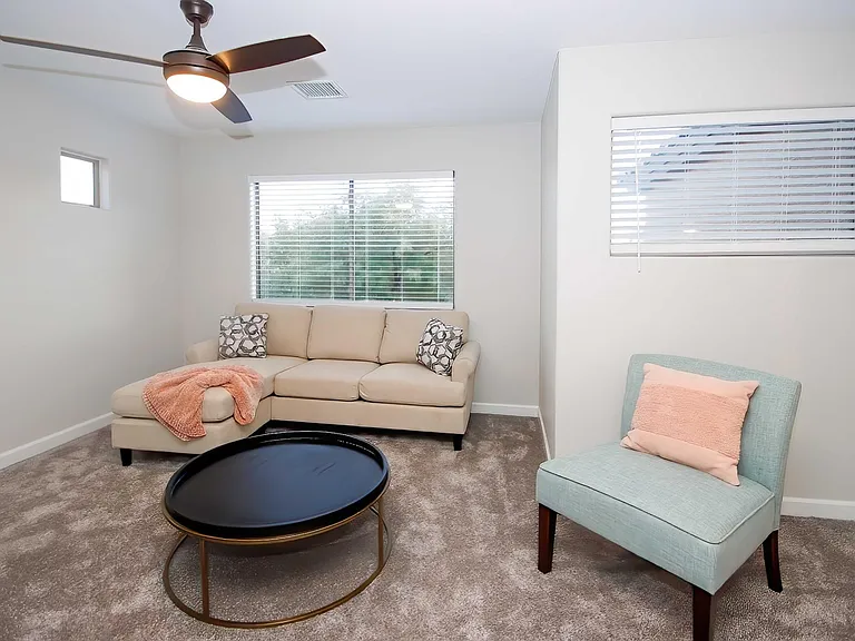 2510 W Big Oak St — Photo 2