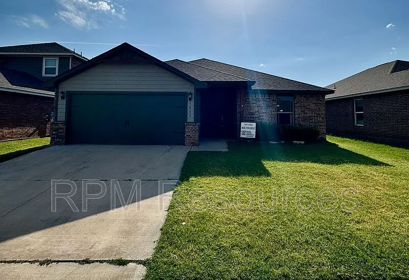 3 bed, 2.0 bath, 1261 sqft, $1,495 — Photo 1