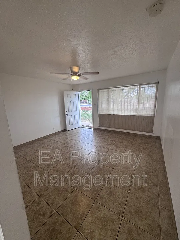 2 bed, 1.0 bath, $1,050 — Photo 3