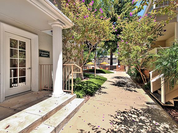 4th image of 424 Oak Grove Ave #1