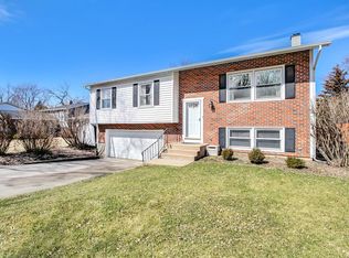 901 Casa Solana Dr, Wheaton, IL 60189