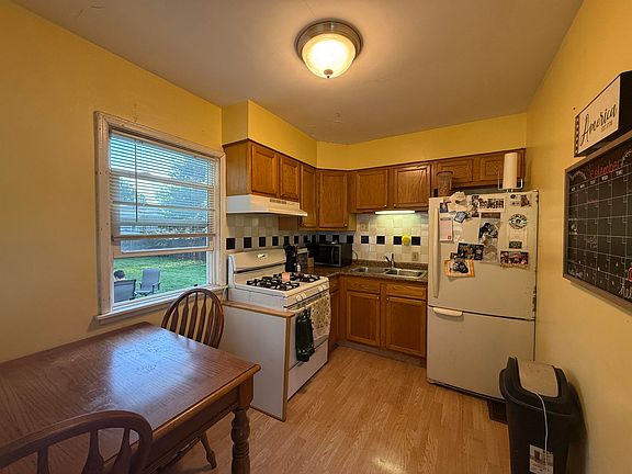 5th image of 1612 Calumet Ave