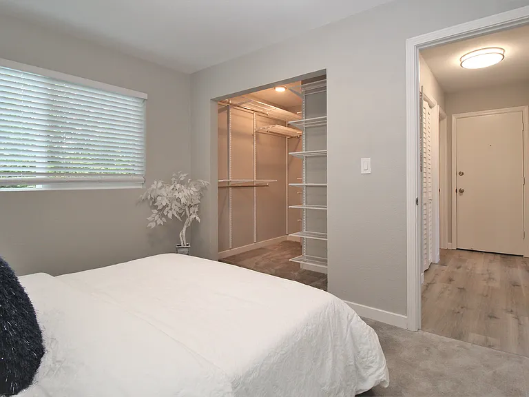 Redwood Creek Apartments — Photo 16