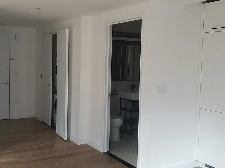 445 W 35th St #2M — Photo 8