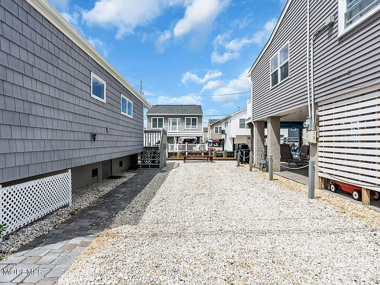 208 Mallard Ln — Photo 2