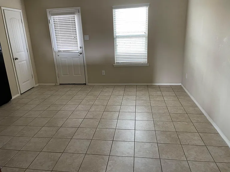 2406 Fall Ct — Photo 3