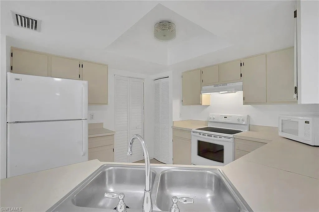 2 bed, 2.0 bath, 980 sqft, $1,950 — Photo 2