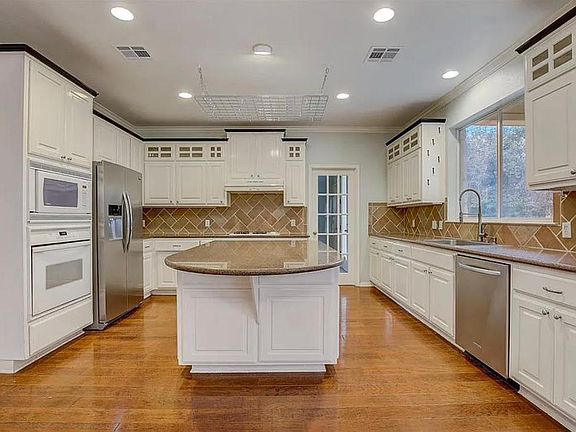 3rd image of 2207 Buena Vista Ln