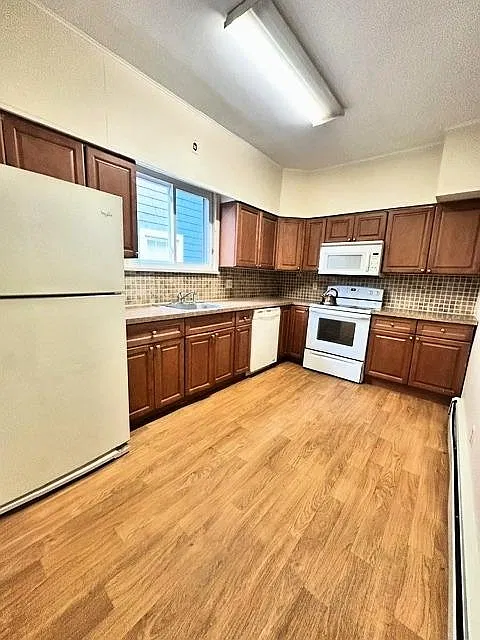 2 bed, 1.0 bath, 1100 sqft, $2,200 — Photo 3