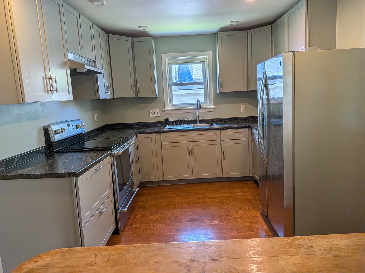 3 bed, 1200 sqft, $2,400 — Photo 3