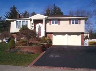 86 Harvest Ln, Commack, NY 11725