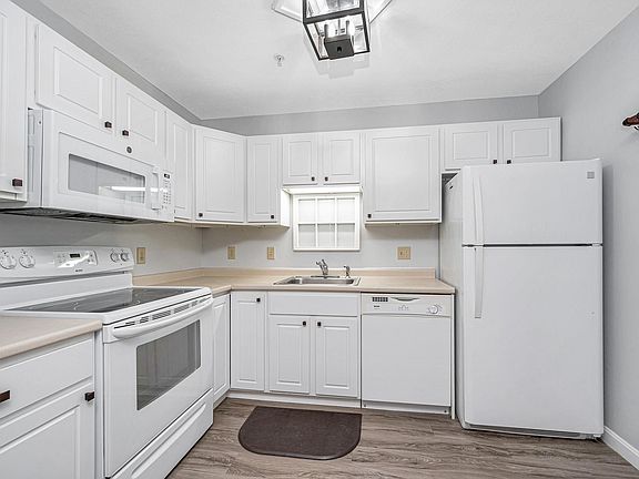 4th image of 15 Lovell Street #19