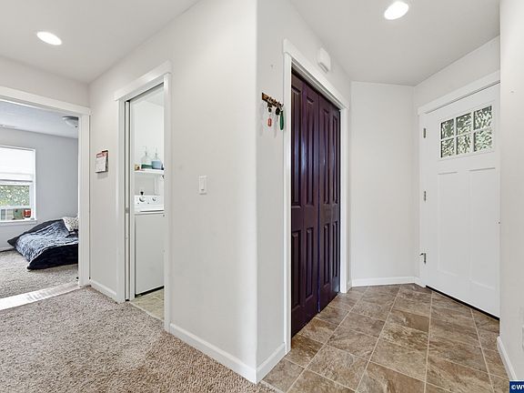 5th image of 505 SE Fir Villa Rd