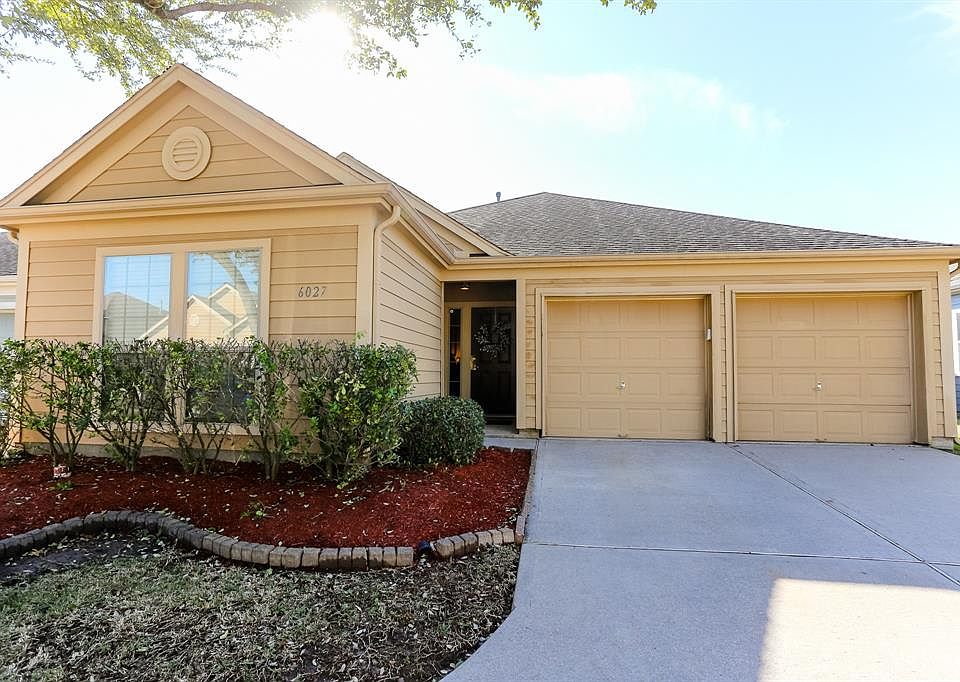 Welcome to 6027 Lynwood Banks! A double wide driveway with a 2 car attached garage.