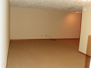 4220 Kris Line Dr, Waterloo, IA 50701